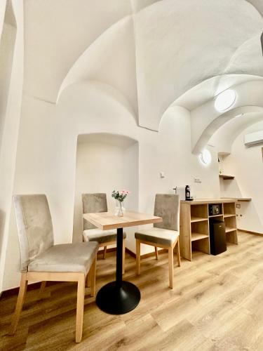 Superior Triple Room image 5