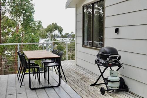 High View House - Views over Pirates Bay in Eaglehawk Neck