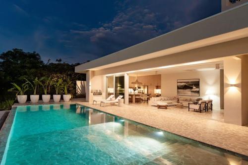 Spectacular 6-BD Villa with Pool in Pacific Heights