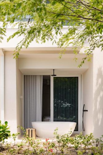 Spectacular 6-BD Villa with Pool in Pacific Heights