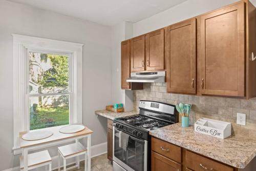 Beautiful One Bed in Lovely Park Ave Neighborhood in Rochester, USA