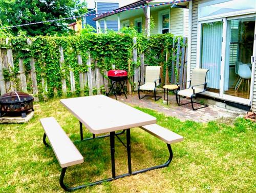 The House Hotels - W.20TH - Three Bedroom Near West Side Market and Downtown Cle in Cleveland, USA