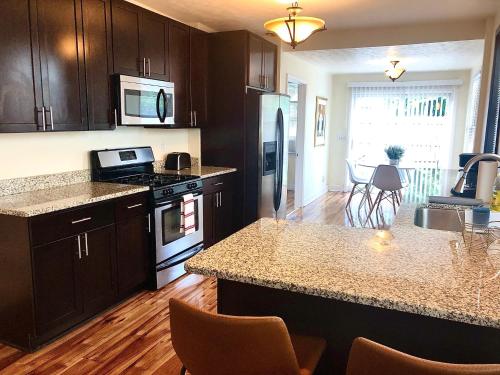 The House Hotels - W.20TH - Three Bedroom Near West Side Market and Downtown Cle in Cleveland, USA