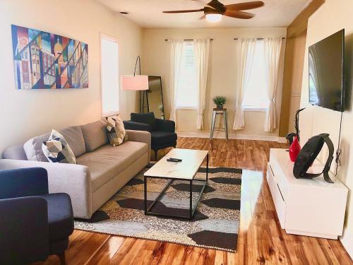 The House Hotels - W.20TH - Three Bedroom Near West Side Market and Downtown Cle in Cleveland, USA