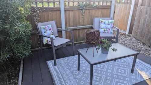 Oak Tree View - relax, reconnect, explore or work Room Type - One-Bedroom Apartment