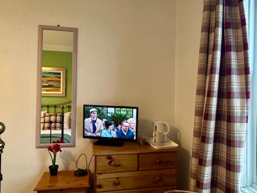 Double Room with Sea View image 4