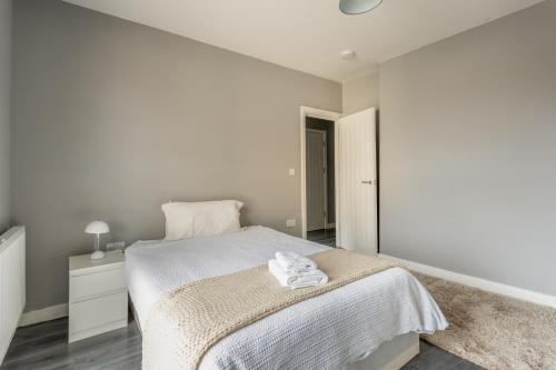 Modern double room with shared bathroom, London