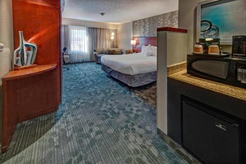 Courtyard by Marriott Alexandria - image 30