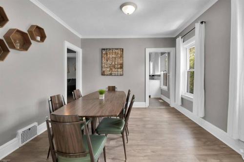 Charming Retreat - Walk to local restaurants, cafes and pubs in Mount Clemens, USA