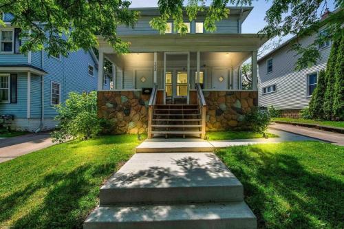 Charming Retreat - Walk to local restaurants, cafes and pubs in Mount Clemens, USA