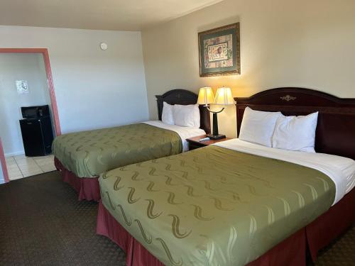 Howards Inn Motel - image 14