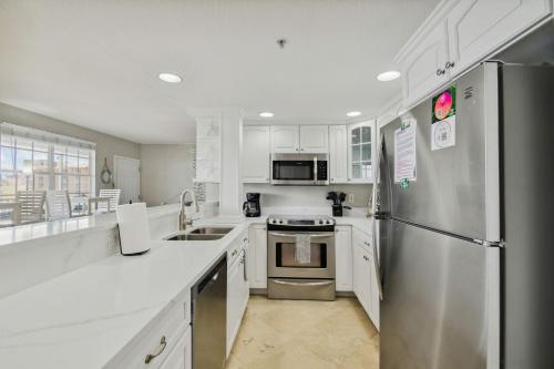 Location! Coastal Charm I 5 min Walk to Beach, Shops & Rest Location! Coastal Charm I 5 min Walk to Beach, Shops & Rest
