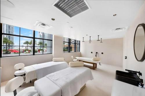 49th Floor Sleek Condo Cozy Pool, Gym and Spa Stay in Miami, USA