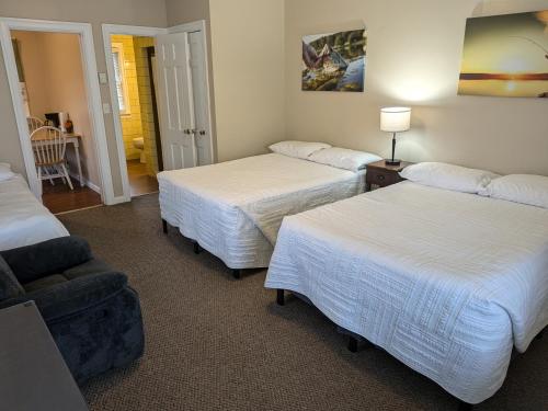 2 double beds, 1 twin bed