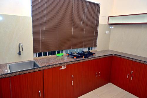 Kitchen, Swami Prasad Paradise hotel in Dharamsthala