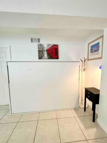 Corner Bungalow The Bloom House mins to beach WiFi AC Heater in Boca Raton, USA