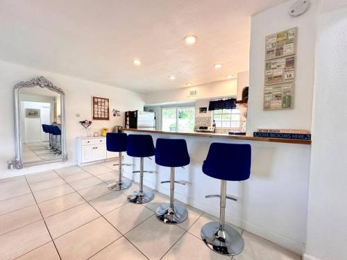 Corner Bungalow The Bloom House mins to beach WiFi AC Heater in Boca Raton, USA
