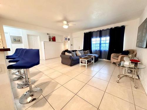 Corner Bungalow The Bloom House mins to beach WiFi AC Heater in Boca Raton, USA