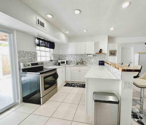 Corner Bungalow The Bloom House mins to beach WiFi AC Heater in Boca Raton, USA
