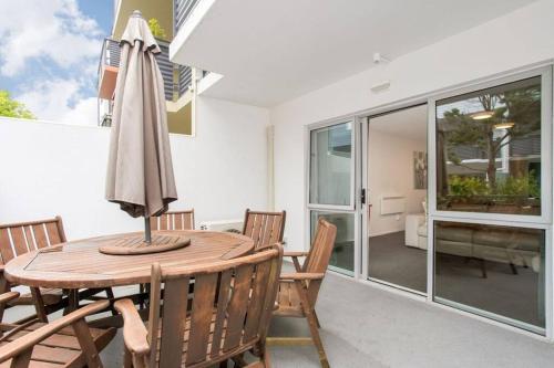 Warm and inviting - Free carpark - image 4