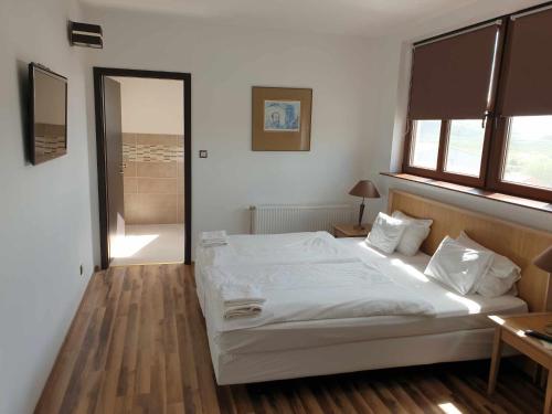 1 queen bed, 1 twin bed
