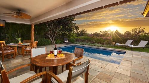 CORAL REEF Lush 4BR KaMilo Home with Heated Pool and Guest Cottage