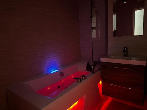 Studio with Spa Bath image 10