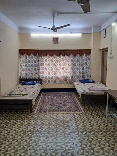 Faciliteiten, 1 Room for 4 Guests OR 2 BHK for 4 to 10 Guests with AC for Families near Taj Falaknuma Palace