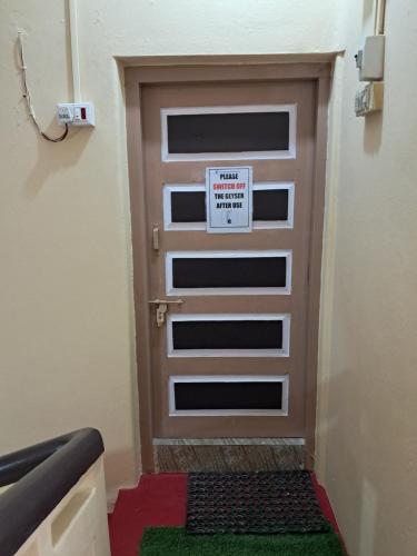 Badkamer, 1 Room for 4 Guests OR 2 BHK for 4 to 10 Guests with AC for Families near Taj Falaknuma Palace