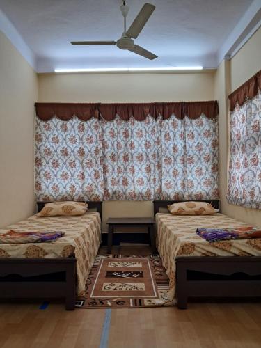 1 Room for 4 Guests OR 2 BHK for 4 to 10 Guests with AC for Families near Taj Falaknuma Palace