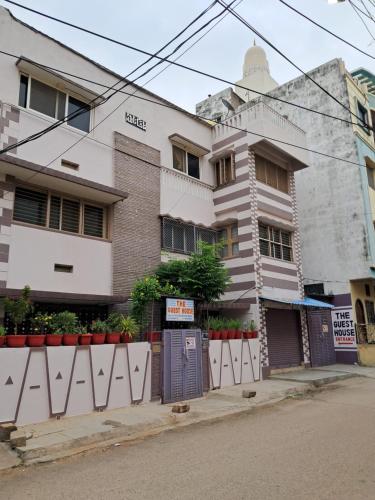 Buitenkant, 1 Room for 4 Guests OR 2 BHK for 4 to 10 Guests with AC for Families near Taj Falaknuma Palace