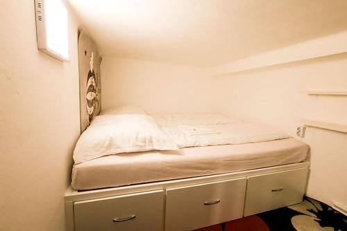 Centre Sunshine Bedroom Room Season 5 Room Type - Premium Quadruple Room