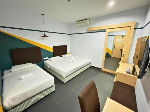 1 double bed, 1 twin bed