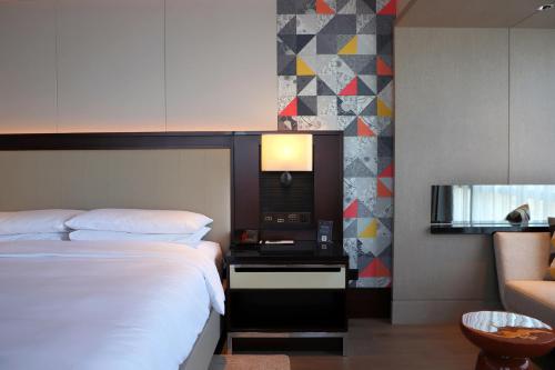 Business Deluxe Room, Guest room, 1 King (include 10% off for Food & Beverage) image 10