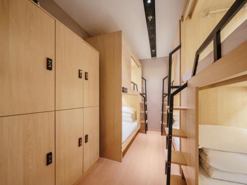 Denpa Inn - Nanjing West Road Metro Station