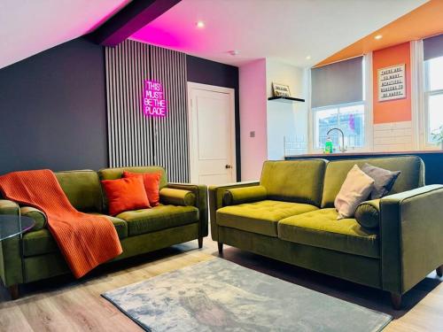 Free Parking I Two Bedroom Flat Next To Beach I Sleep 9