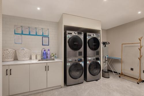 Anya Hotel -Next to Jiefang West Bar Street 2 minutes to the subway station free coffee free laundry free gym, huge windows Anya Hotel -Next to Jiefang West Bar Street 2 minutes to the subway station free coffee free laundry free gym, huge windows