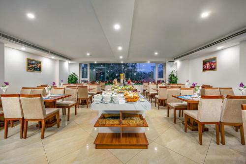 Restaurant, Prague Hotel in Da Nang