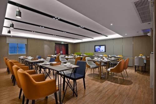 Anya Hotel -Next to Jiefang West Bar Street 2 minutes to the subway station free coffee free laundry free gym, huge windows Anya Hotel -Next to Jiefang West Bar Street 2 minutes to the subway station free coffee free laundry free gym, huge windows