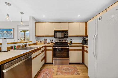 Beautiful 2BR 2BA Fall Line Condo with Mountain Views, Pool, Hot Tub, Sauna, Shuttle, G6B condo in Killington, USA