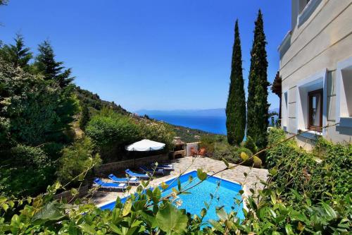 Luxury villa with stunning seaviews and pool, Plátanos