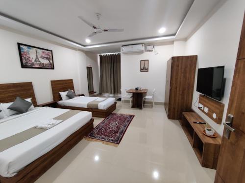Deluxe Triple Room image 6