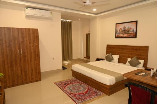 Deluxe Double Room room in Happy Home Living