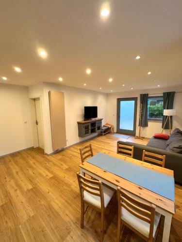 Koplietošanas atpūtas telpa ar TV, Ferienwohnung am Kastanienbusch in Ranschbach