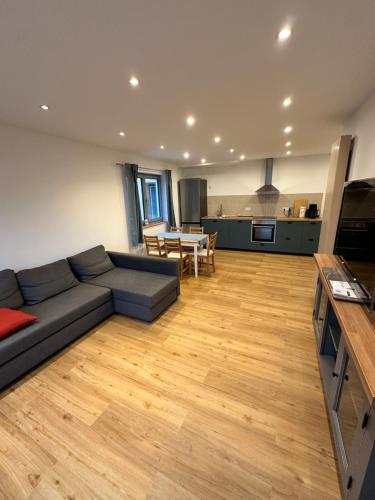 Koplietošanas atpūtas telpa ar TV, Ferienwohnung am Kastanienbusch in Ranschbach