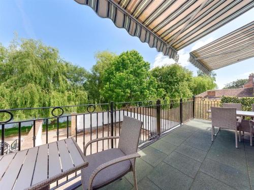 Skats, Riverside Cottage with balcony and fishing jetty in Upton upon Severn