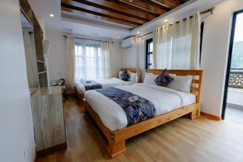 1 queen bed, 1 twin bed
