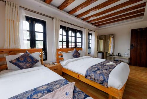 1 queen bed, 1 double bed