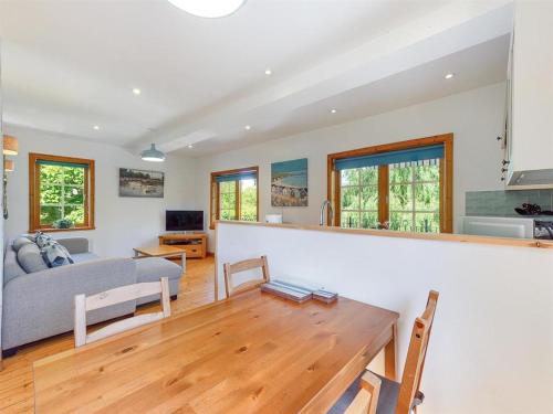 Iekārtas, Riverside Cottage with balcony and fishing jetty in Upton upon Severn