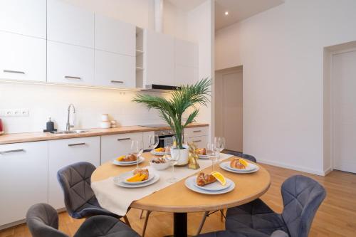 Bright 3-Bedroom Apartment with Free Parking - Barona Street, Riga